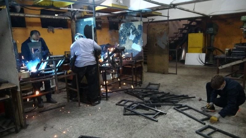 Devlet okulu bacasız fabrika gibi üretim yapıyor
