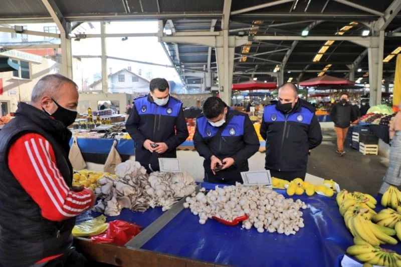 Ekipler pazarda HES kodu ve ateş ölçümü yaptı
