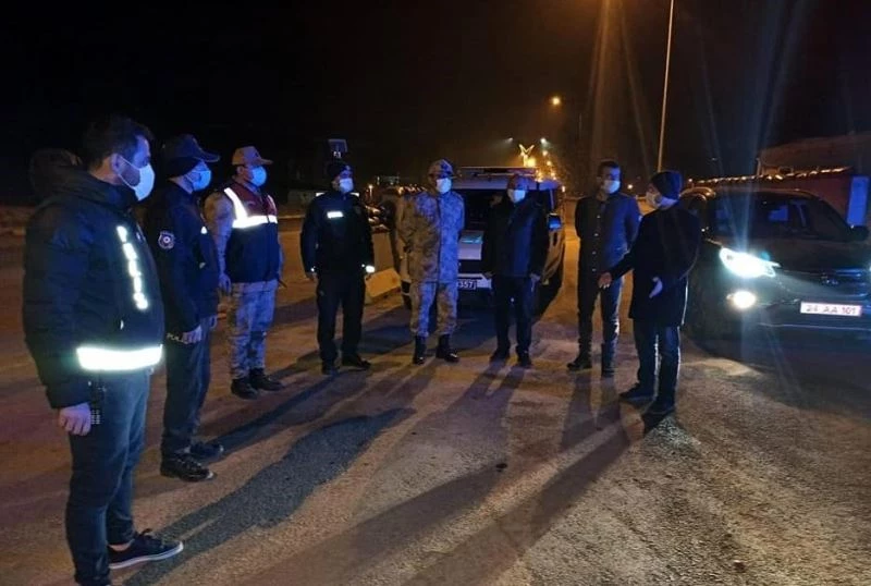 Kaymakam Arslantürk, sokağa çıkma kısıtlamasına uyulup uyulmadığını denetleyerek köylerde incelemede bulundu
