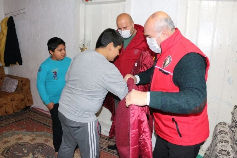 Vefa’lı görevliler yaşlıların yüzünü güldürdü
