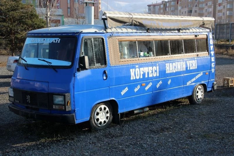 Kamyonunu sattı, karavan minibüs alıp köfteciye çevirdi
