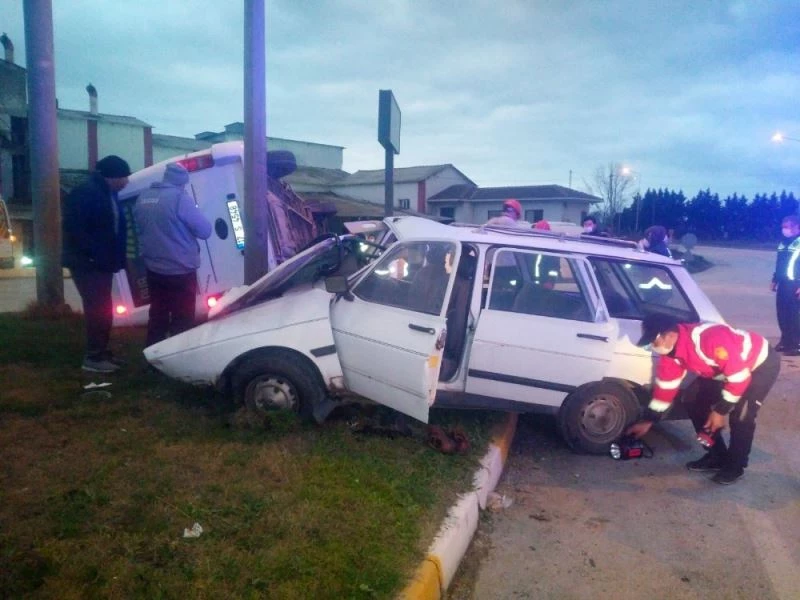 Biga’da işçi servisiyle otomobil çarpıştı: 1 ölü, 4 yaralı
