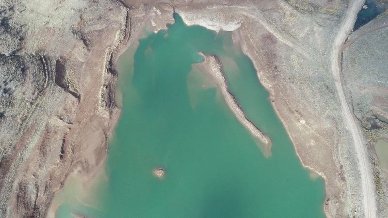 Ürküten görüntü, sular çekildi mezarlık ortaya çıktı
