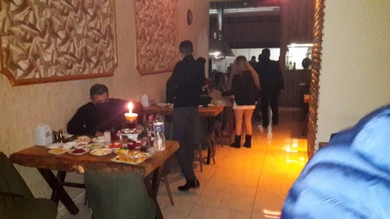 Yardımlaşma derneğini eğlence mekanına çevirmişler
