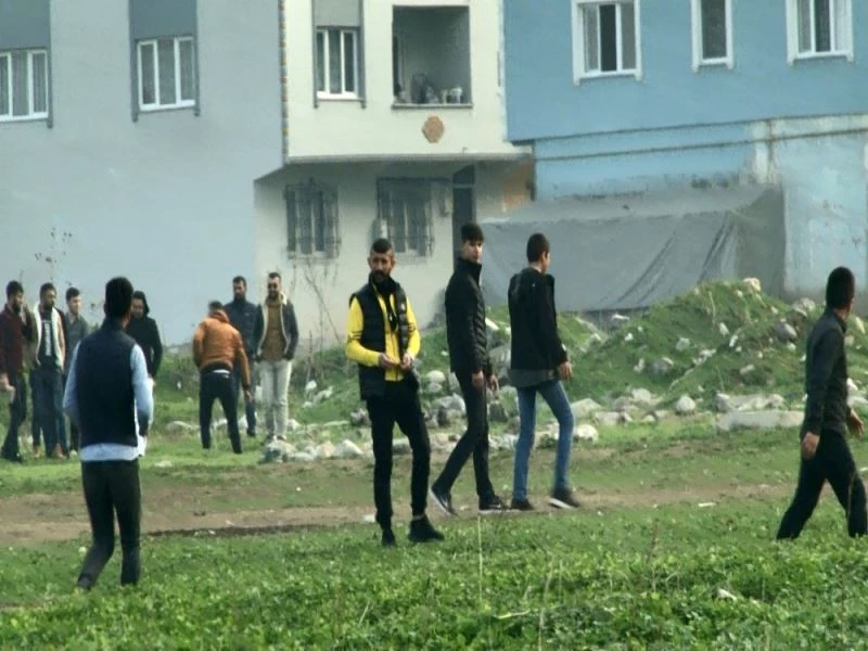 Polisin sirenini duyup çil yavrusu gibi dağıldılar
