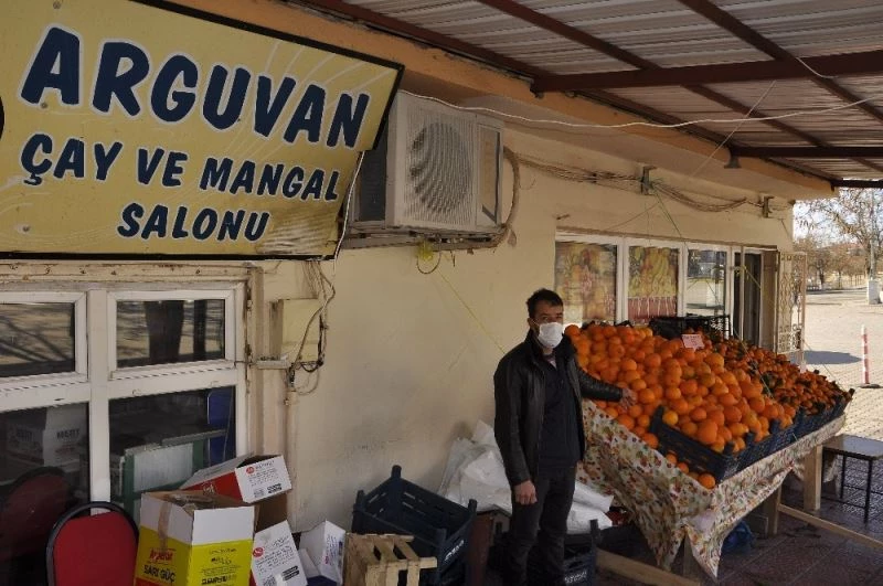 Kapatılan kahvehane ve çay ocağı işletmecilerinden manav hizmeti
