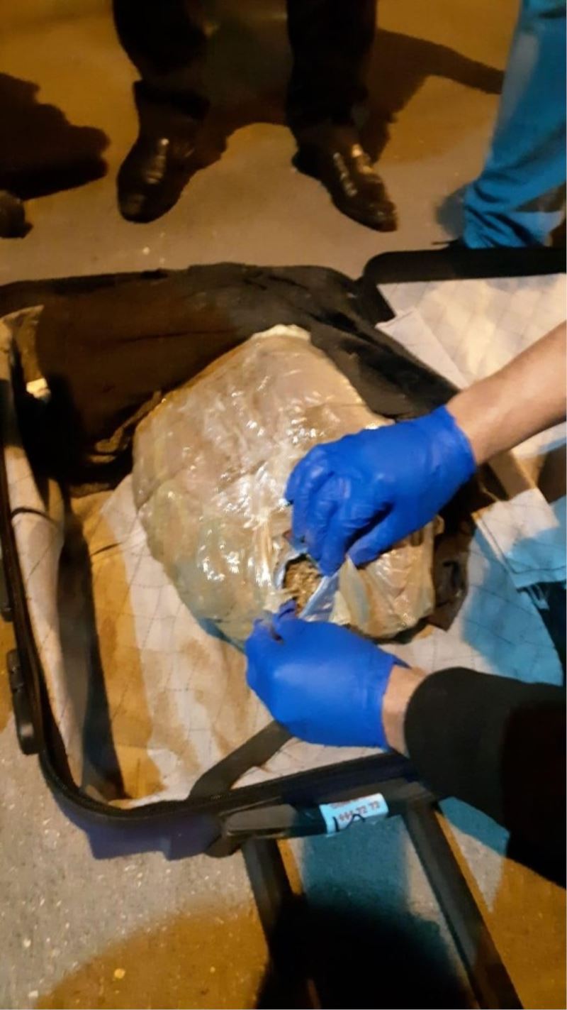 Kadın yolcunun valizinden 3 kilo 720 gram esrar çıktı
