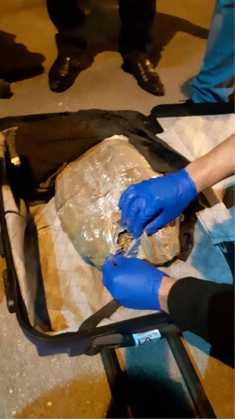 Kadın yolcunun valizinden 3 kilo 720 gram esrar çıktı
