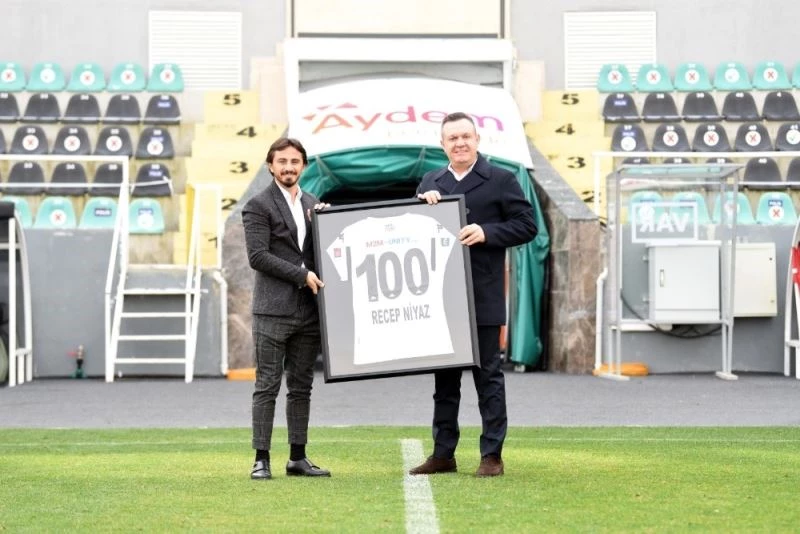 Recep Niyaz’a 100. maç hediyesi
