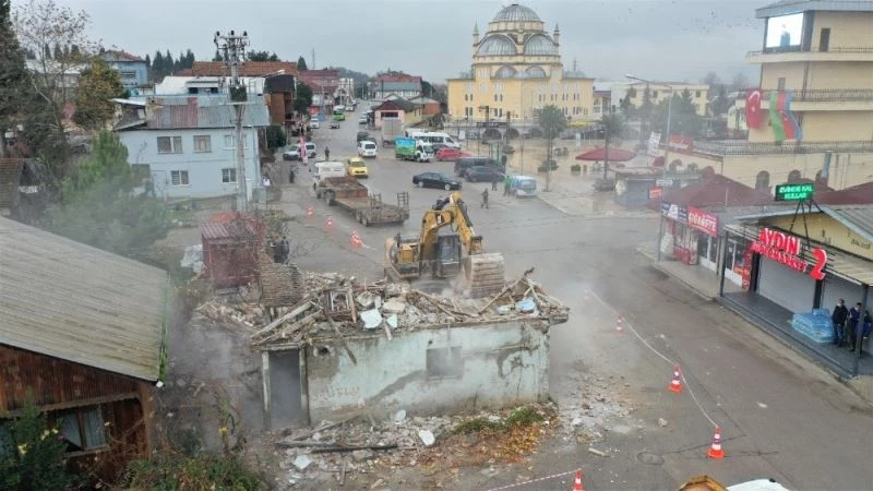 Başiskele’de kent estetiğini bozan metruk binalar yıkılıyor
