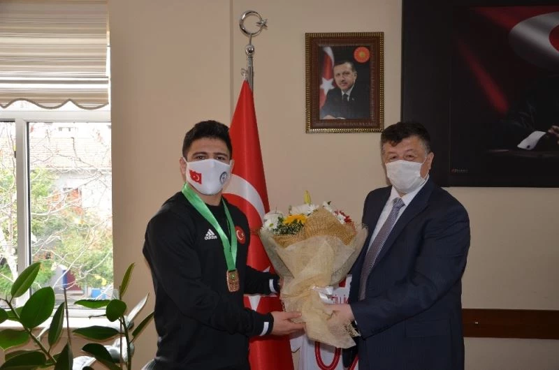 İl Müdürü Fillikçioğlu, milli güreşçi Cengiz’i ödüllendirdi
