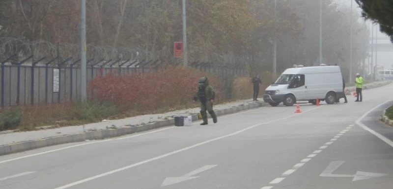 Isparta’da askeri kışla önündeki şüpheli inşaat takım çantası fünye ile patlatıldı
