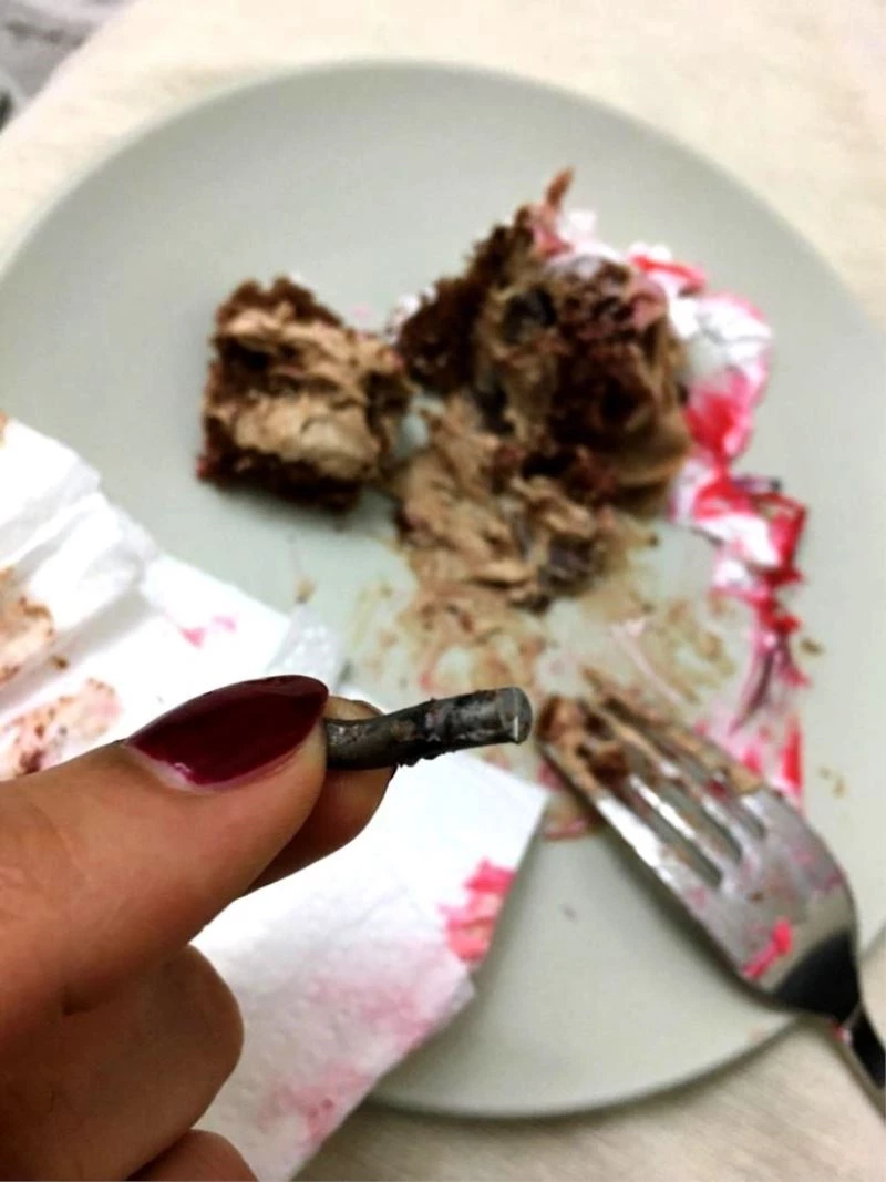 Doğum günü pastasından demir parçası çıktı
