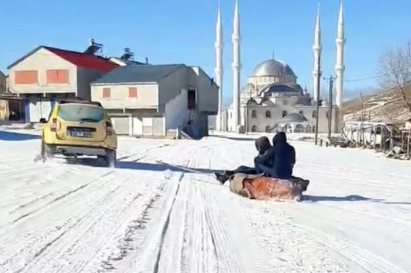 Yaylaya yağan kar üzerinde çocuklar gibi eğlendiler
