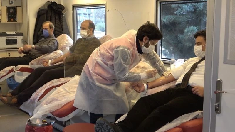 Kan stokları azalan Kızılay’a, eğitim camiasından kan bağışı
