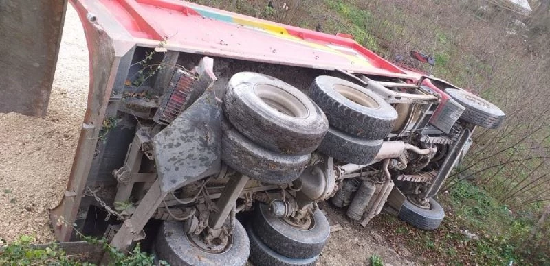 Ordu’da çakıl yüklü kamyon devrildi
