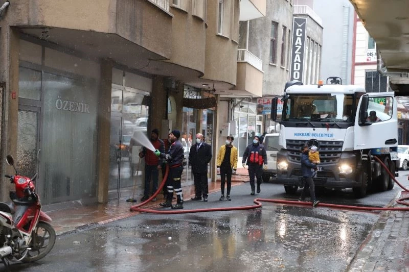 Hakkari’de yollar tazyikli suyla yıkandı
