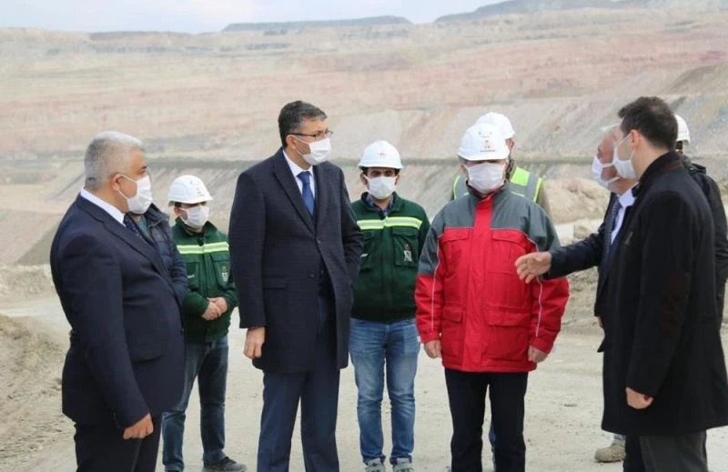 Vali Ali Çelik: “Üreten, taş üstüne taş koyan herkes başımızın tacı”
