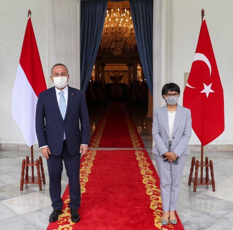 Bakan Çavuşoğlu, Endonezyalı mevkidaşı Marsudi ile görüştü
