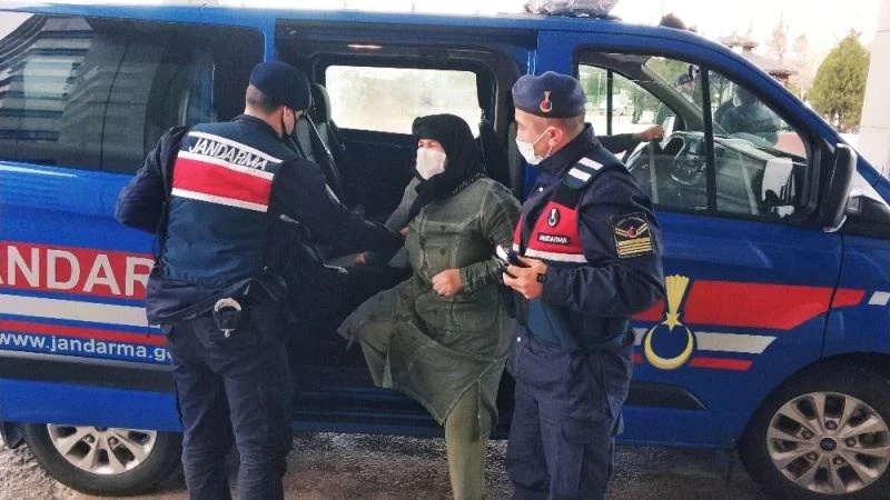 Bohçacı kılığında evden tabanca çalan kadın yakalandı
