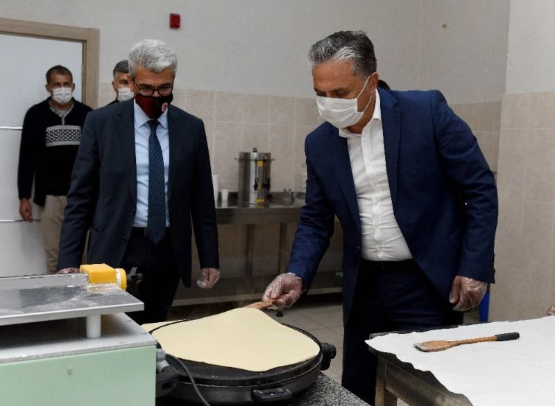 Başkan Uysal, kadın girişimcilerle erişte hazırladı
