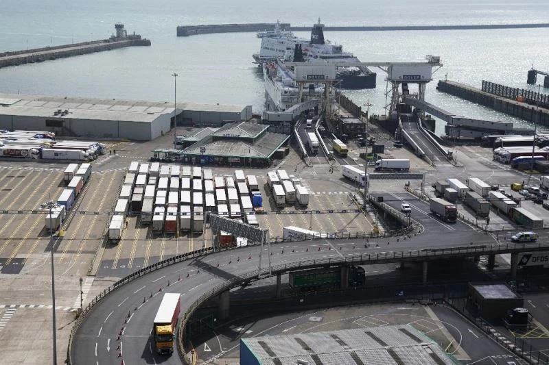 Manş Tüneli kapatıldı, tırlar İngiltere’de mahsur kaldı
