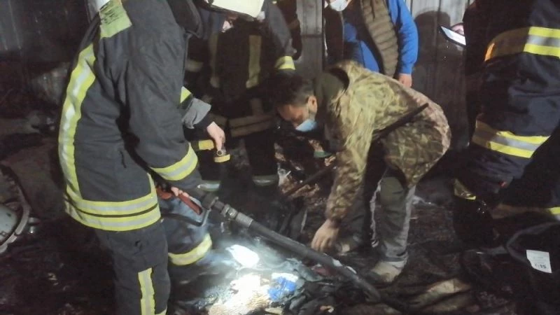 Evi yanan vatandaş, dakikalarca küllerin arasında paralarını aradı
