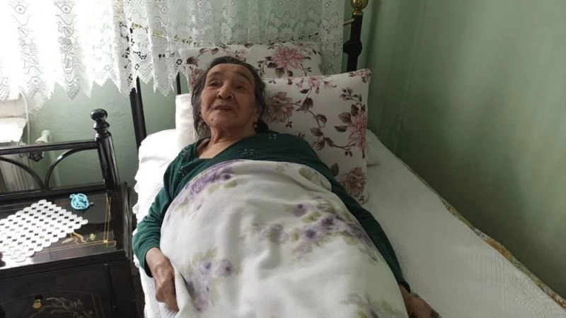 Polisin sırtında taşıdığı yaşlı kadın, 