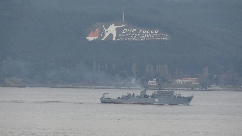 Rus savaş ve askeri römorkör gemisi Çanakkale Boğazı’ndan geçti
