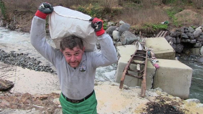 Selde köprüleri yıkılınca evlerini terk etme zorunda kaldılar
