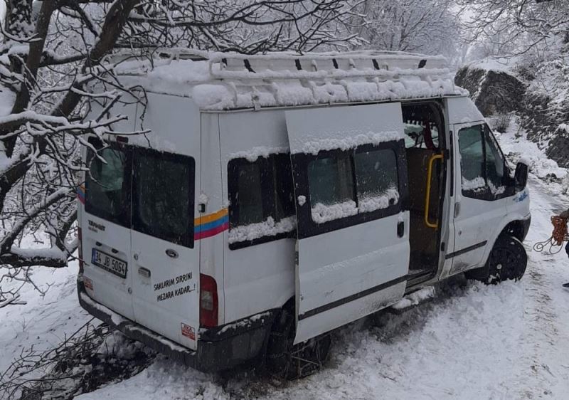 Siirt’te uçurumun kenarında mahsur kalan yolcu minibüsü kurtarıldı
