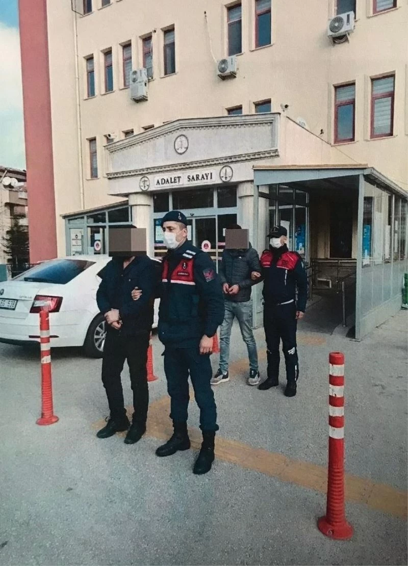 İş yerinden asker şapkası çalan iki kişi tutuklandı
