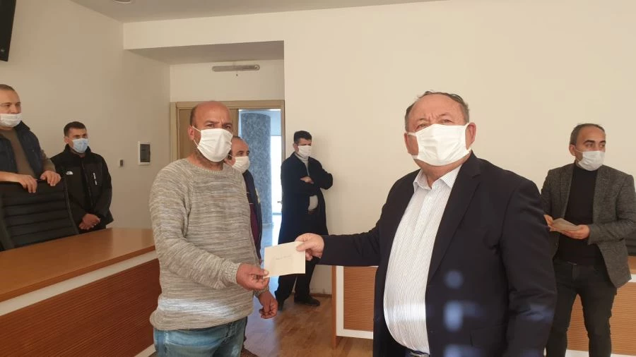 BAŞKAN TARHAN’DAN KAHVEHANECİLERE  VE MÜZİSYENLERE 100 BİN TL DESTEK