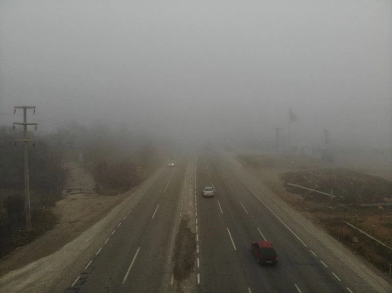 Denizli’de etkisini arttıran sis sürücülere zor anlar yaşattı
