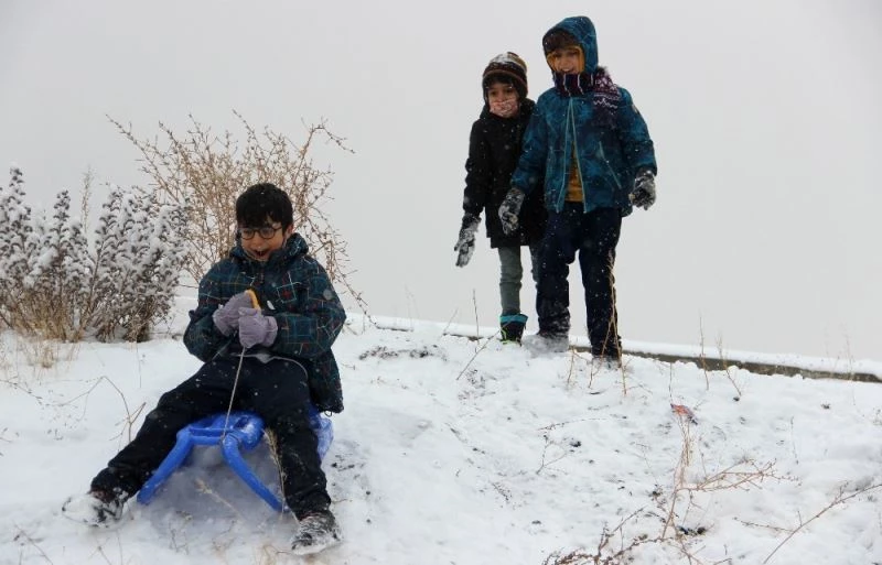 Çocuklar kar üzerinde eğlenceye doyamadı
