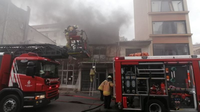 Beyoğlu’nda vatandaşlar sosyal mesafeyi unutup yangını izledi
