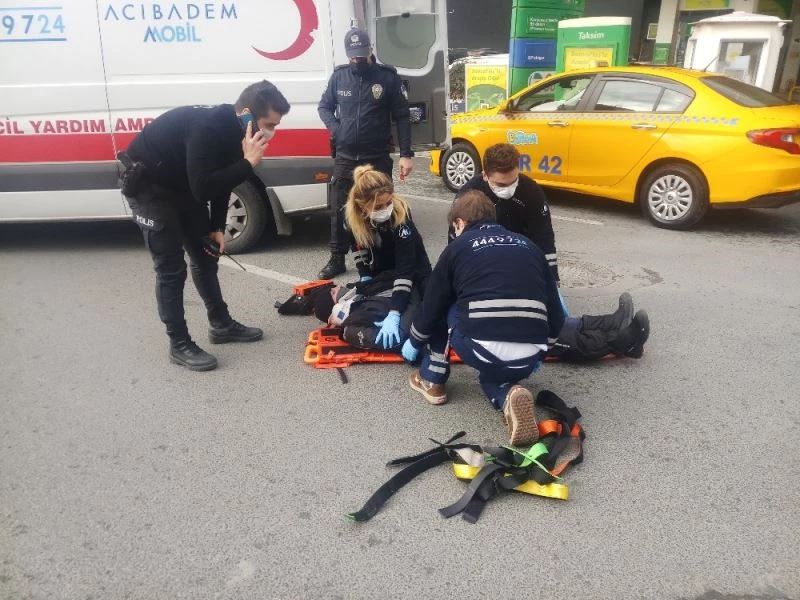 (Özel) Kaza yapan kuryeyi film izler gibi izlediler
