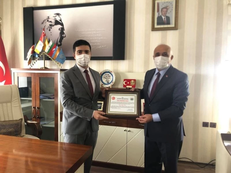 Kaymakam Taş’a fahri hemşehrilik beratı
