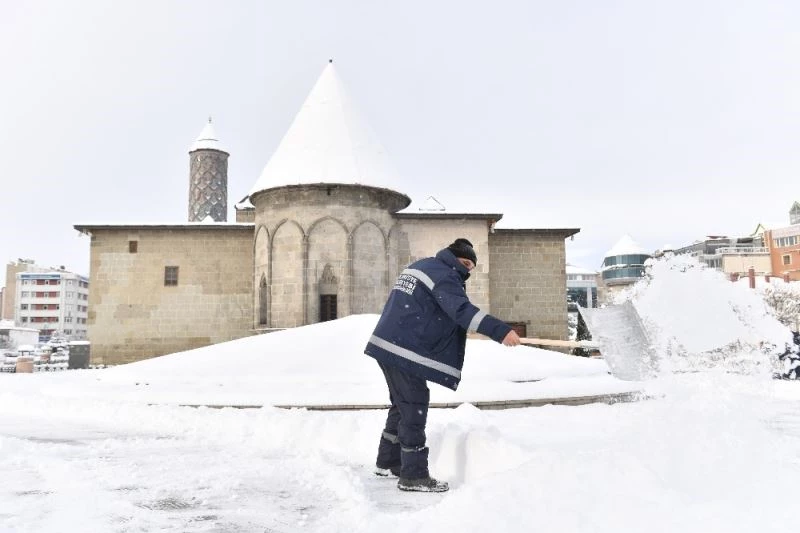 Yakutiye Belediyesi kar temizliğini aralıksız sürdürüyor
