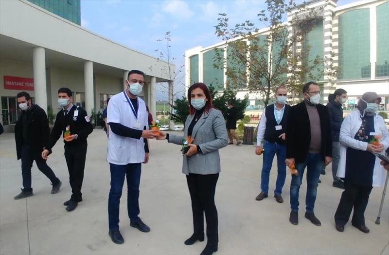 AK Parti Hatay Kadın Kollarından sağlık çalışanlarına narenciye hediyesi