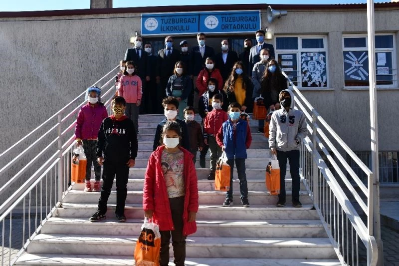 Söke’de öğrenciler ayakkabılara sevindi
