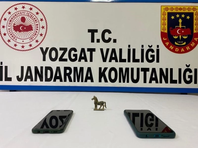 Yozgat’ta piyasa değeri 100 bin TL olan at figürlü heykel ele geçirildi
