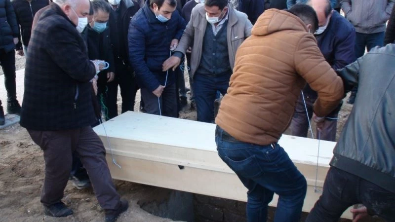 Devrilerek bariyerlere saplanan tırın sürücüsü toprağa verildi
