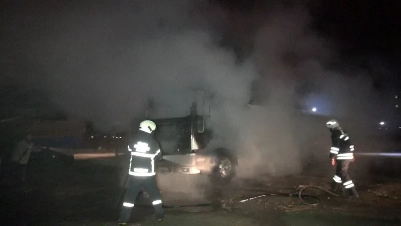 Şeker küspesi için sıra bekleyen kamyon oto parkta yandı
