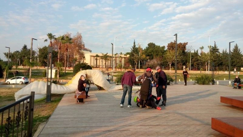 Antalya’da yamaç paraşütçüsü ve yolcusunun zor anları

