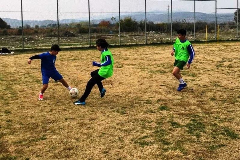 Yunusemre futbol altyapıda çalışmalar sürüyor
