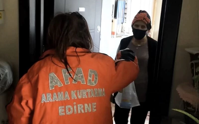 (Özel) Kapı kapı yardıma koşuyorlar, ‘Vefa’larıyla gönülleri ısıtıyorlar
