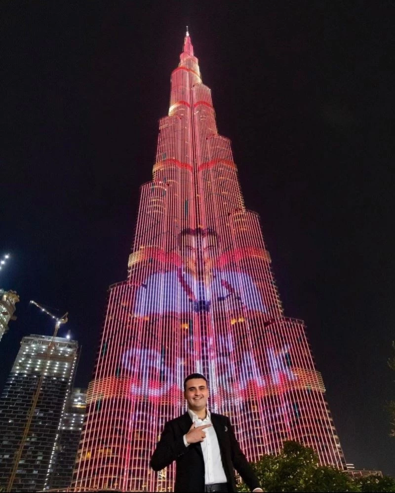 Burj Khalifa’ya ünlü şef CZN Burak’ın fotoğrafı yansıtıldı
