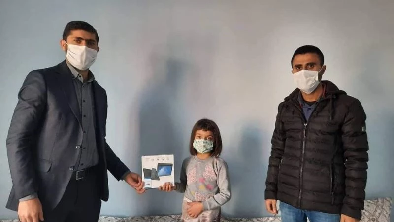 İHA’nın haberi ses getirdi 7 yaşındaki Şeymanur tabletine kavuştu
