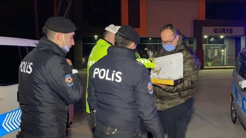 Basın mensuplarından uygulama yapan polislere jest
